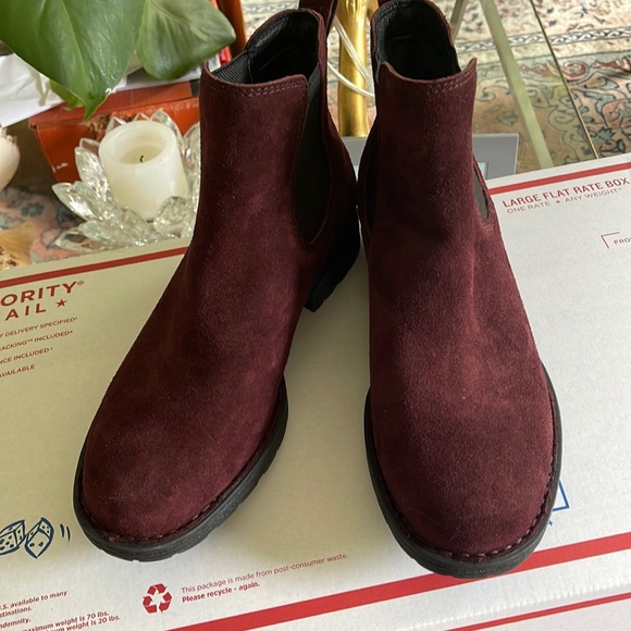 Born Shoes - NWOT Bjorn burgundy suede booties
